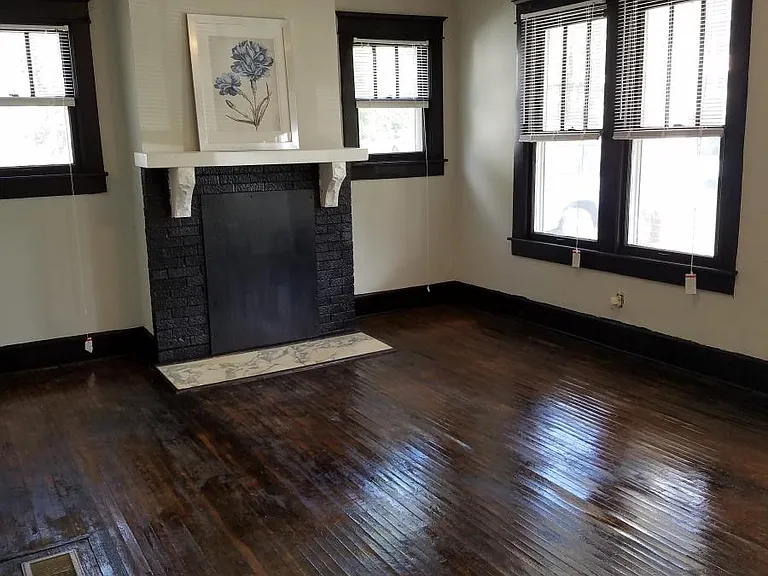 Open entryway great for entertaining