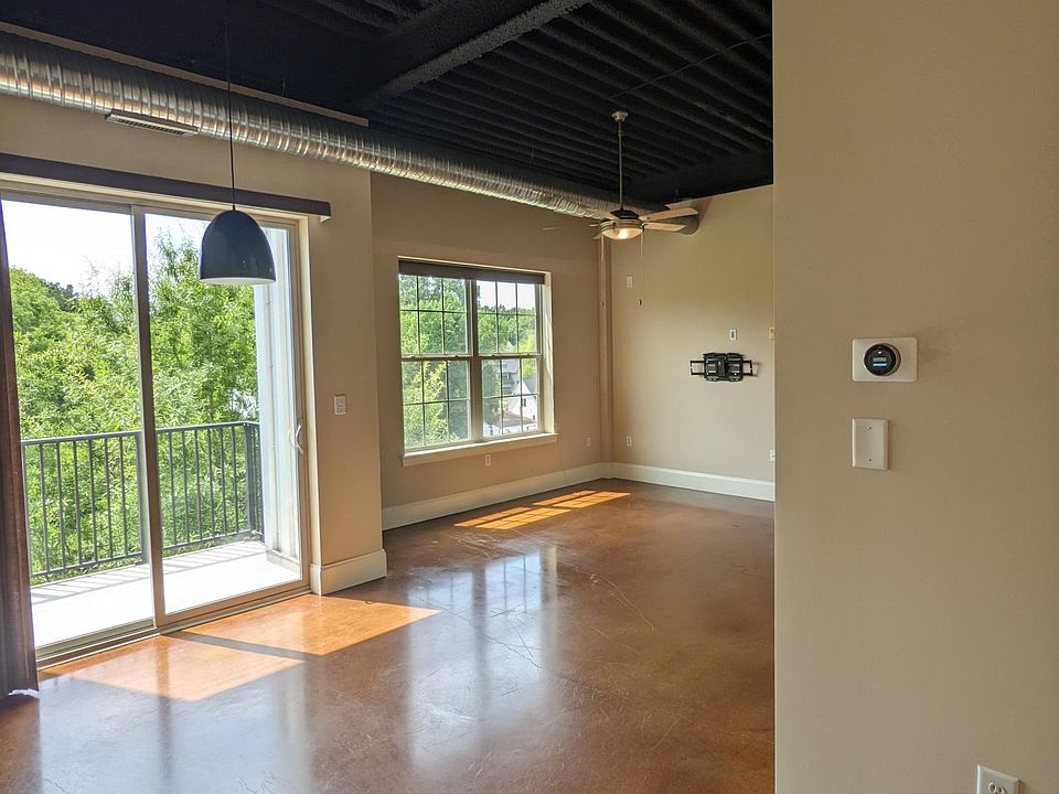 Living room - Primary Balcony