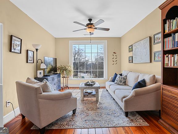 4th image of 67 Clark St