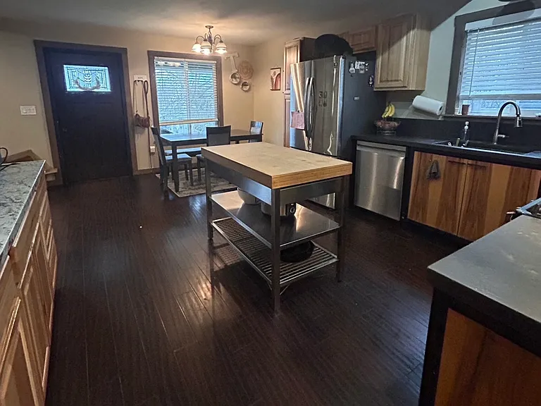 270 NE Lincoln St — Photo 4
