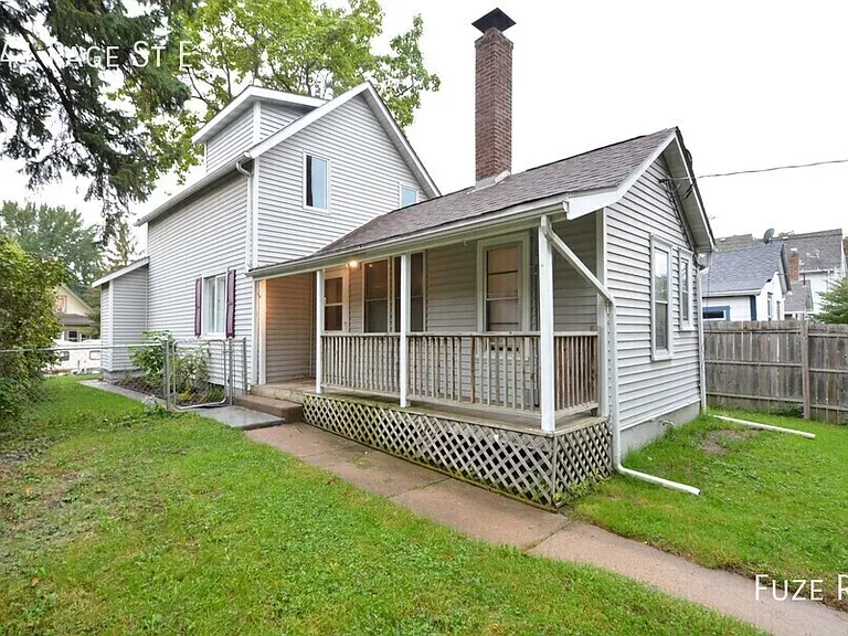 241 Page St E — Photo 2
