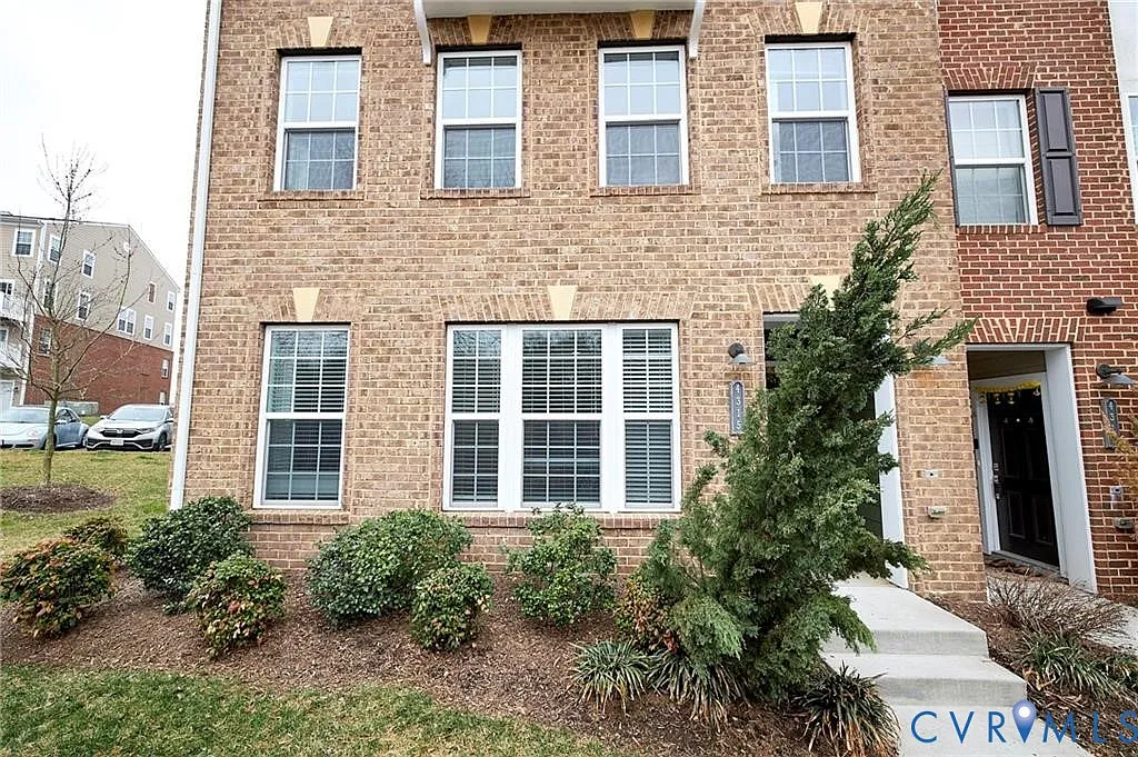 3 bed, 2.5 bath, 1570 sqft, $2,400 — Photo 1
