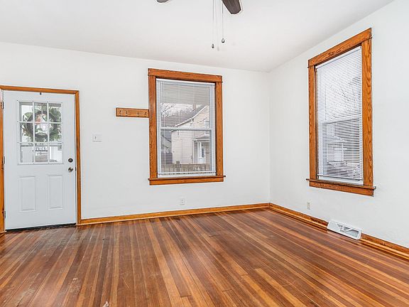 3rd image of 2839 Elm St