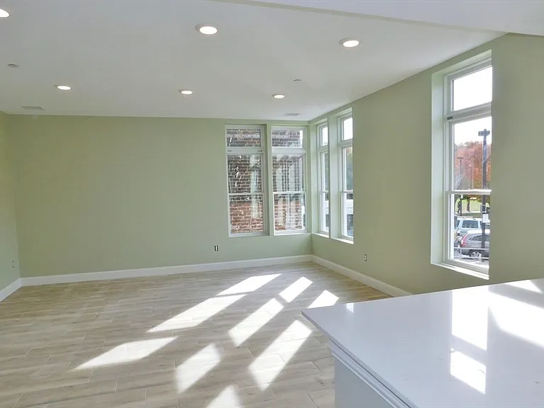 10 Roxbury — Photo 11