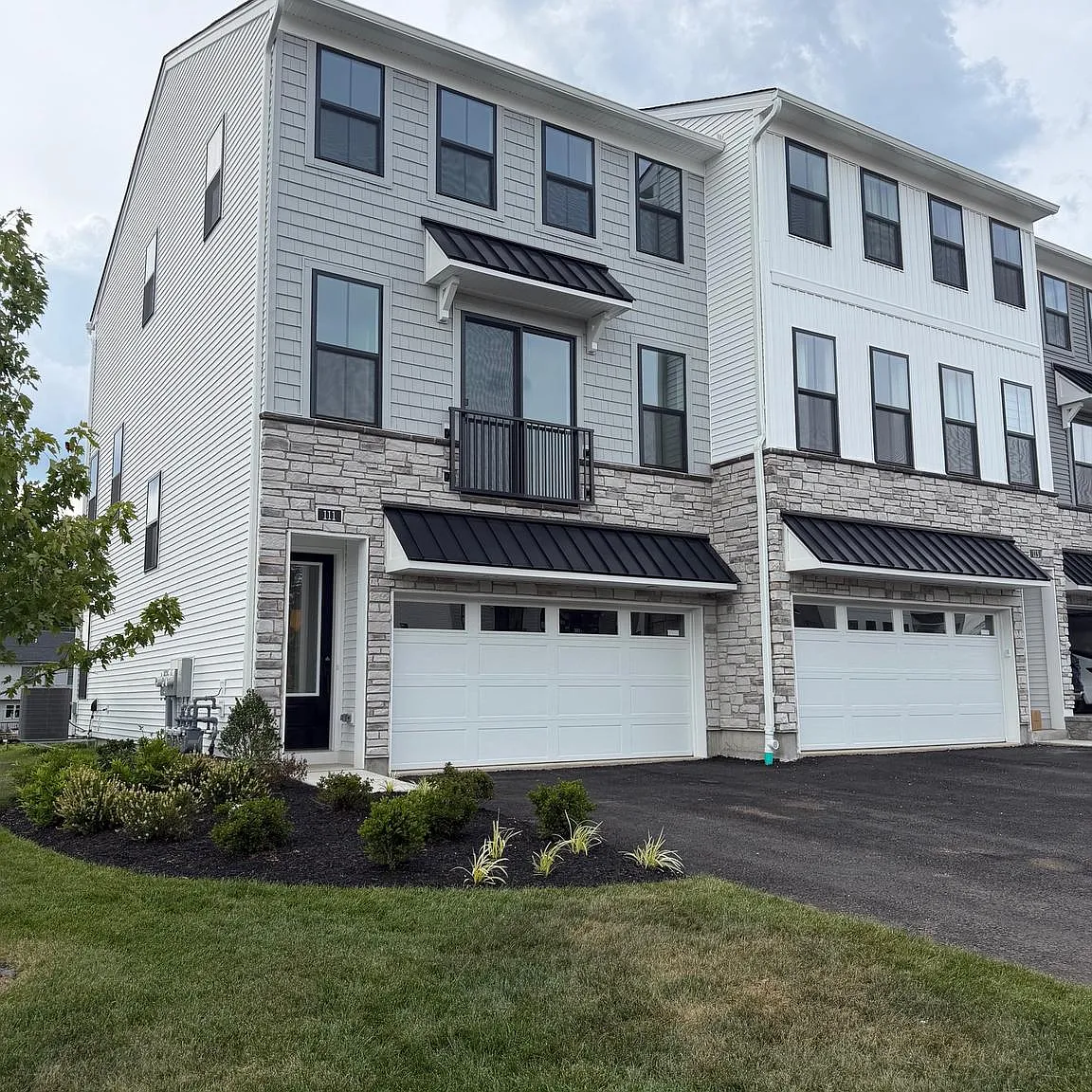 3 bed, 4.0 bath, 2212 sqft, $3,650 — Photo 1