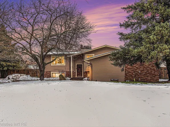 8135 Englewood Dr, Clarkston, MI 48346