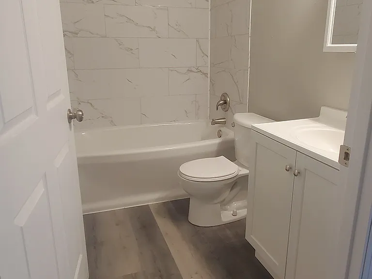 325 W 9th St #A — Photo 10