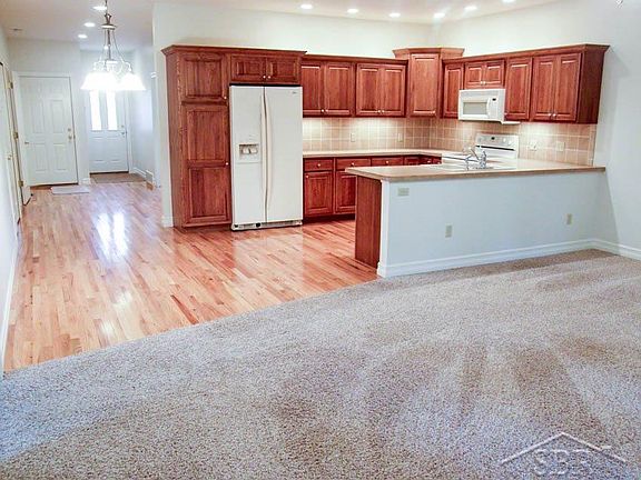 3rd image of 102 Deercreek Dr