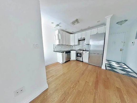 3rd image of 400 E 91st St APT 1E
