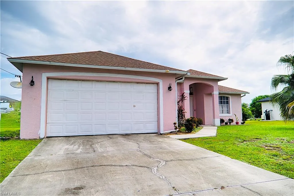 3 bed, 2.0 bath, 1606 sqft, $2,050 — Photo 1