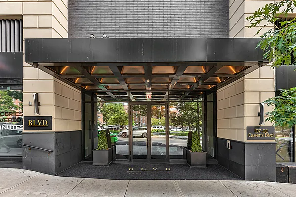 Sold by Modern Spaces | media 19