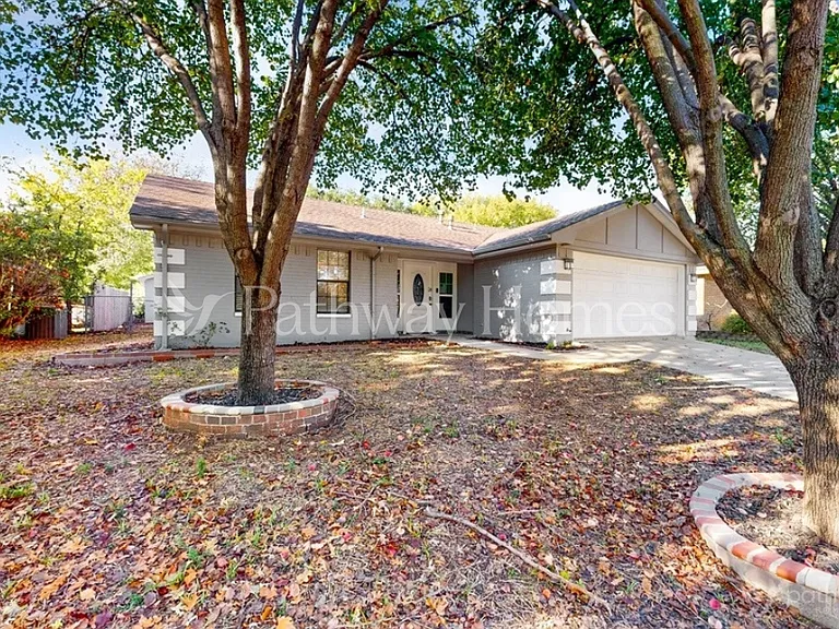 3914 Winston Dr — Photo 3
