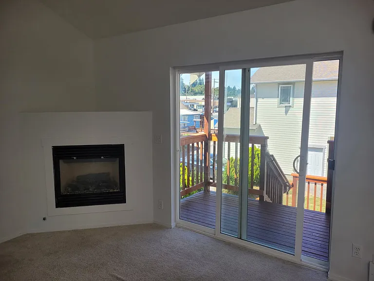123 N Rainier Ave — Photo 4