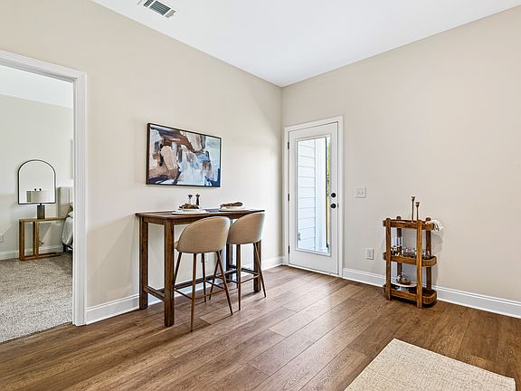 5th image of 229 Starr Cir