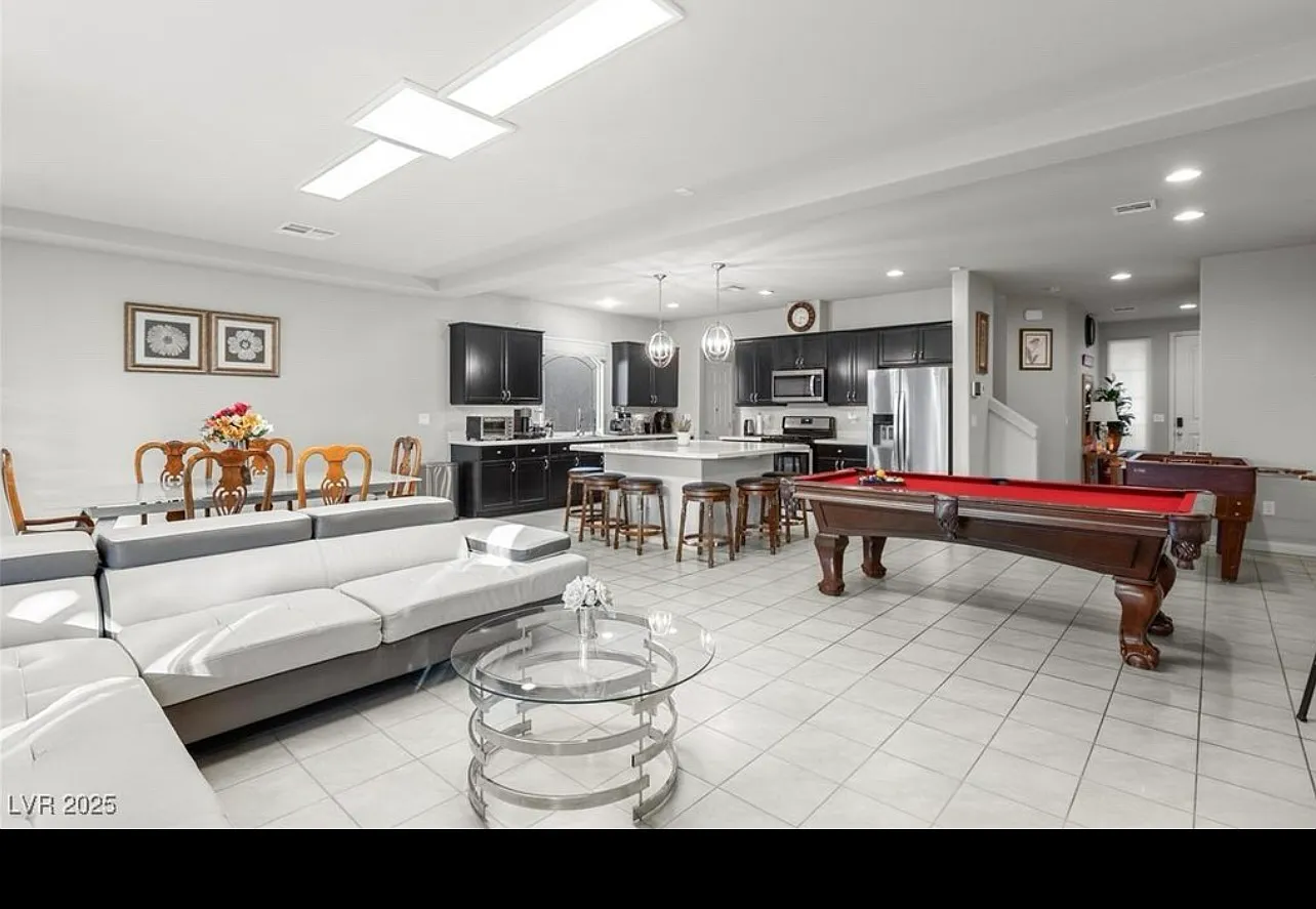 4 bed, 2.5 bath, 2290 sqft, $2,796 — Photo 4