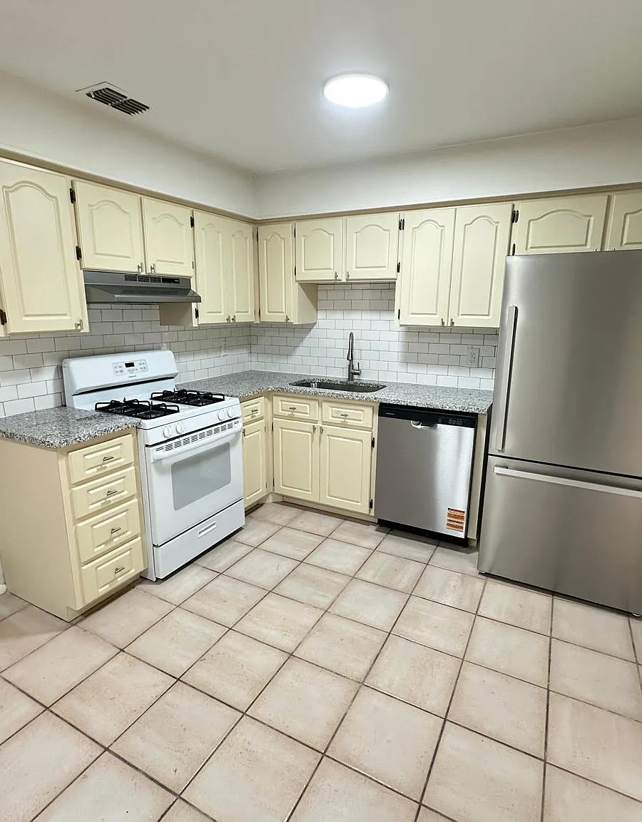 3 bed, 1073 sqft, $2,150 — Photo 3
