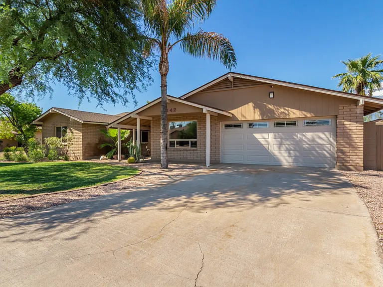 3142 E Altadena Ave — Photo 19