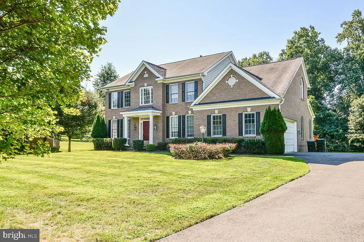 Photo 2 of 44 - 855 Charwhit Ct - Great Falls, VA Building Photo - 855 Charwhit Ct