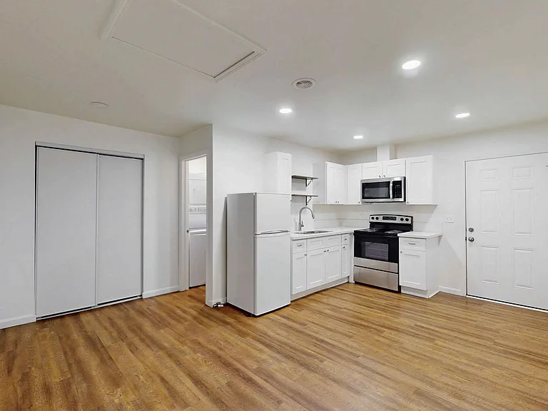 1718 Fairmount Blvd — Photo 4