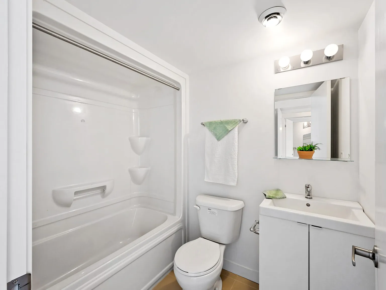 3 bed, 1400 sqft, $1,000 — Photo 2