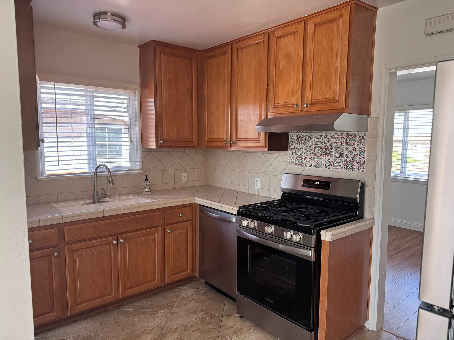 3 bed, 1.5 bath, 1304 sqft, $4,200 — Photo 2