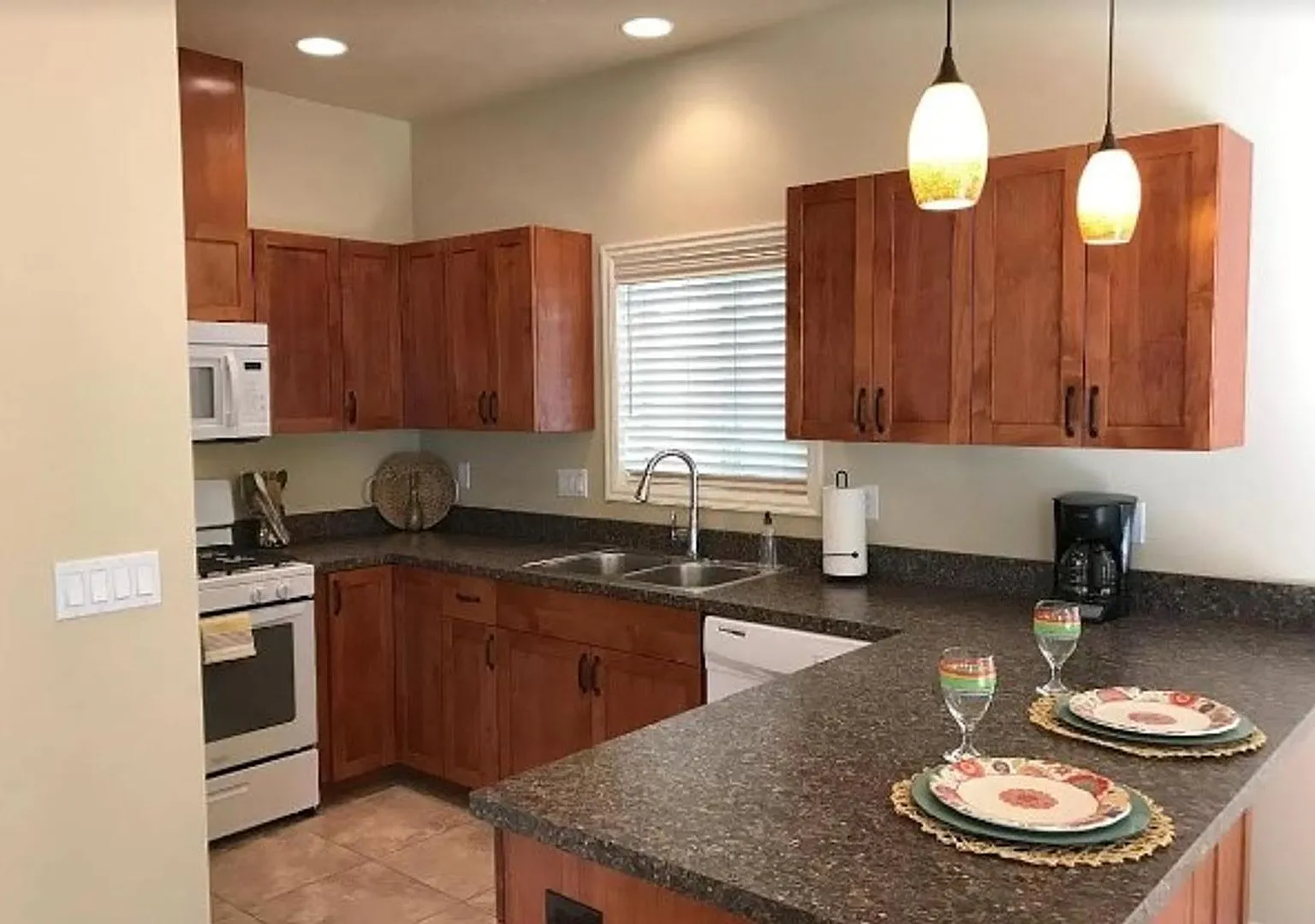 Spacious 3 Bedroom + Bonus Room Near the Old Mill District — Photo 2