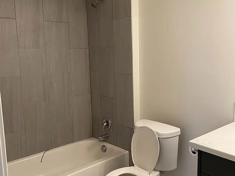 1714 Columbia Street 305 W — Photo 5