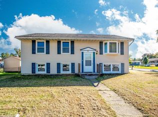 201 Belaire Dr, Washington, IL 61571