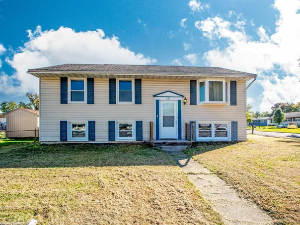 201 Belaire Dr, Washington, IL 61571