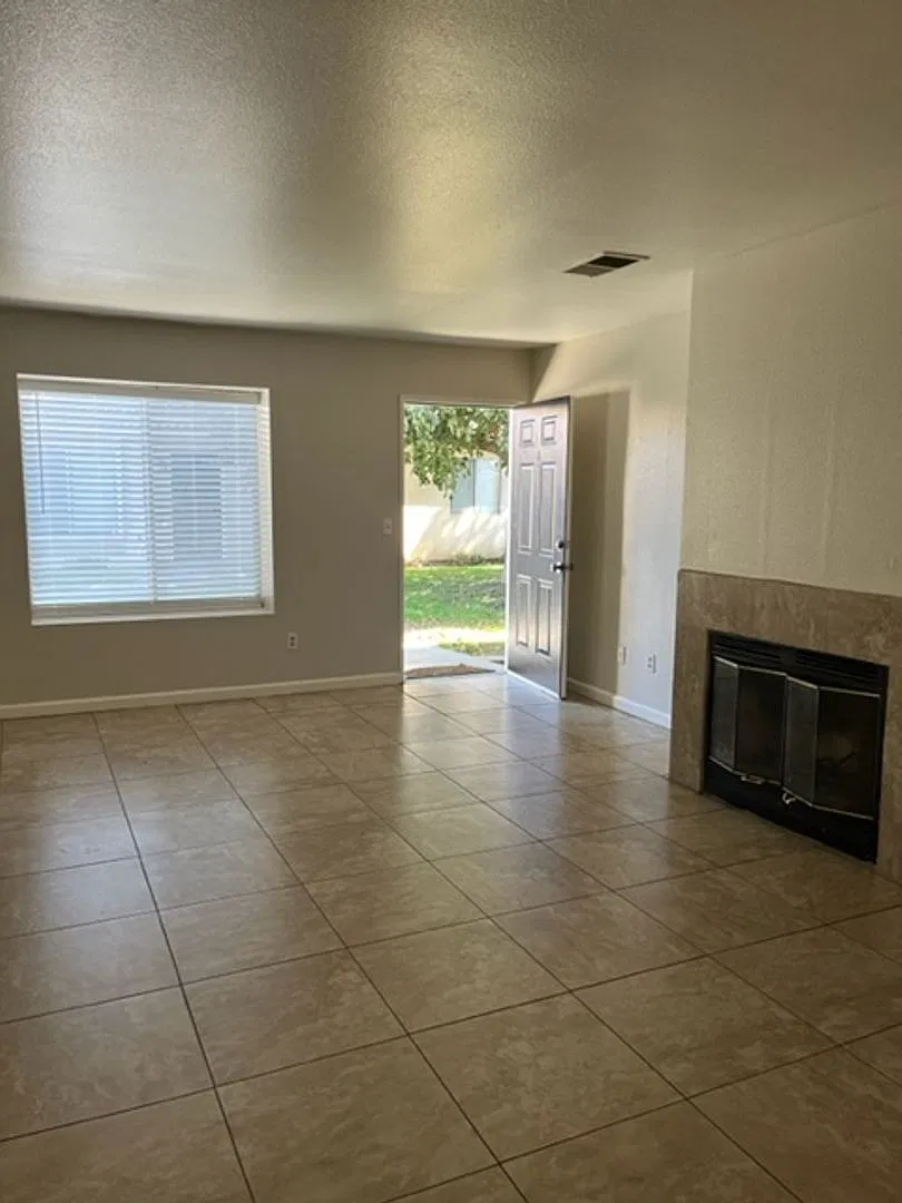 3 bed, 2.0 bath, 1000 sqft, $1,795 — Photo 3