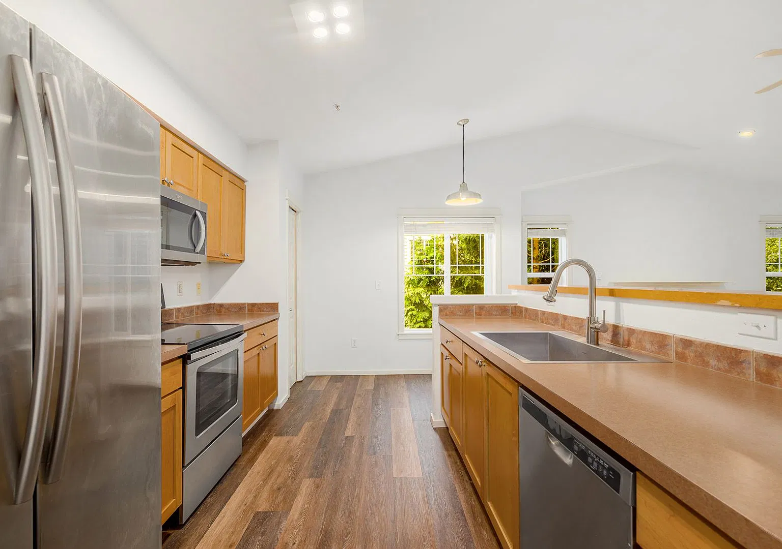Spacious 3BD 2BA Top Floor Condominium with Vaulted Ceilings & Private Balcony - Must See! — Photo 2