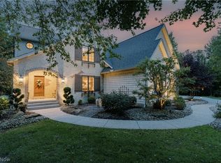 7734 Bainbridge Rd, Chagrin Falls, OH 44023