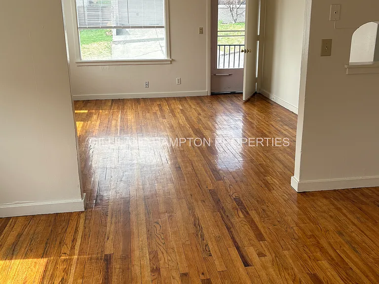 612 NW 4th St — Photo 4