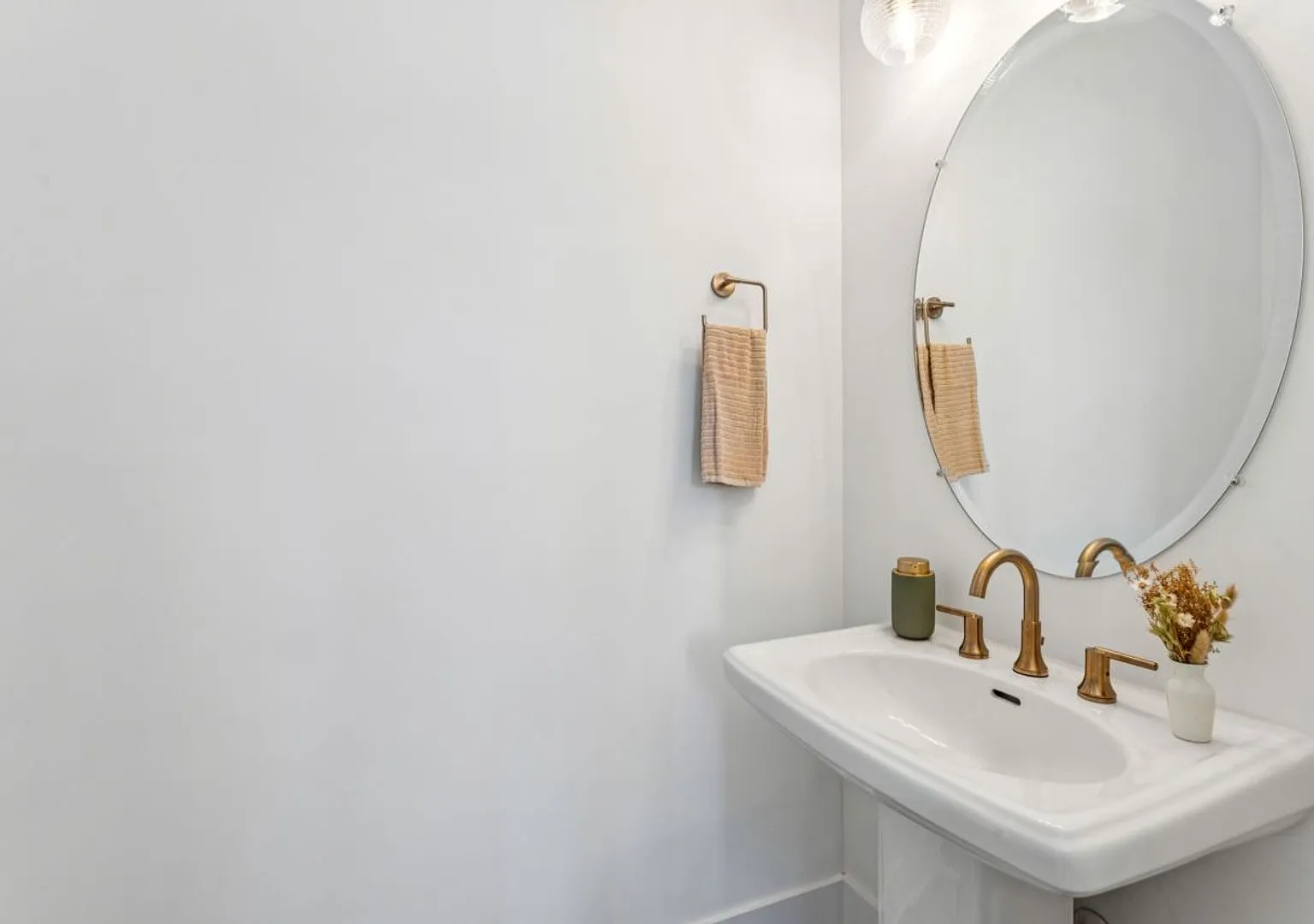 2 BR/2.5BA | Modern End Unit Townhome| 2-Car Garage + rooftop terrace — Photo 3