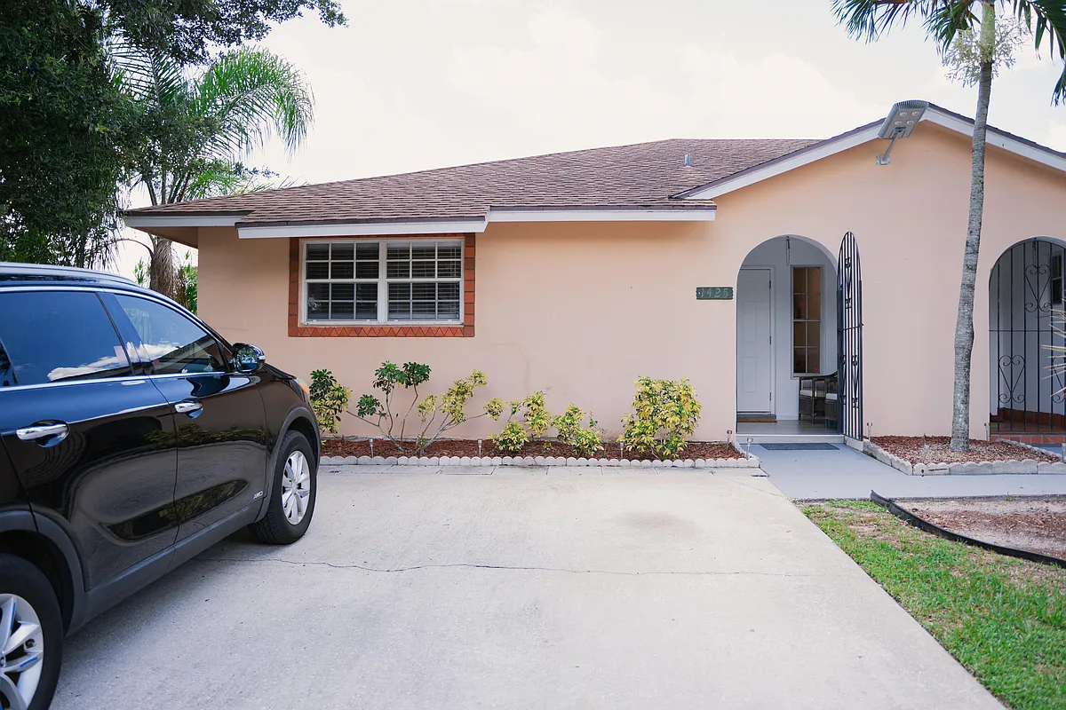 Building Photo - 1425 Riverside Cir
