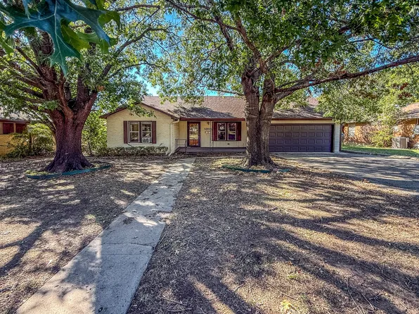 1305 Hillcrest Blvd, Gainesville, TX 76240