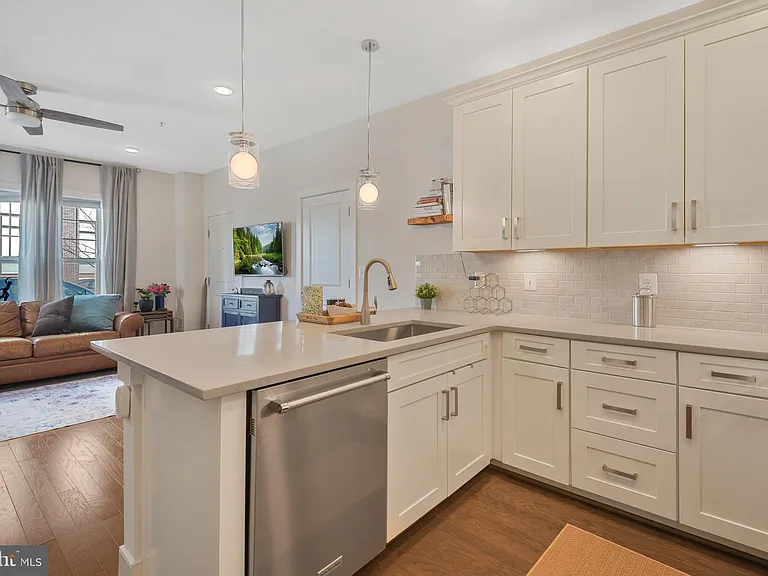 813 Rockwell Ave — Photo 10