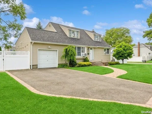 4 Pompano Lane, Massapequa Park, NY 11762