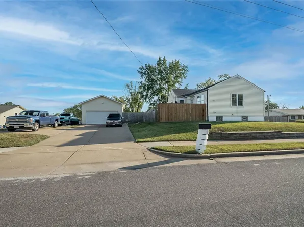 3811 Towers Rd, Saint Charles, MO 63304