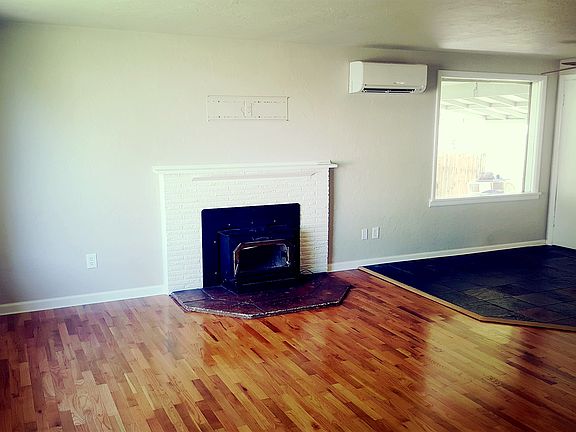 4th image of 3927 W 2nd Ave