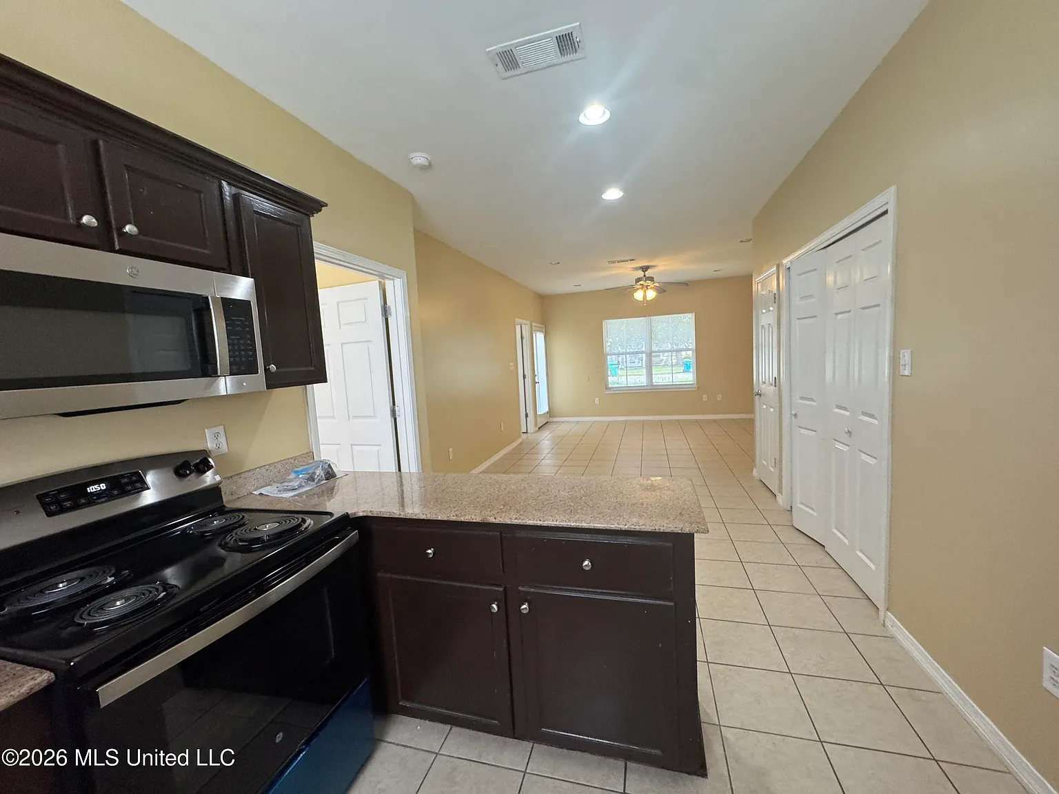 3 bed, 2.5 bath, 1250 sqft, $1,500 — Photo 2