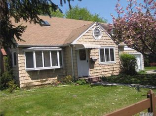 37 Canterbury Ln, North Babylon, NY 11703