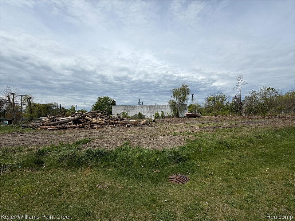 1st image of 22477 Fifteen Mile Rd