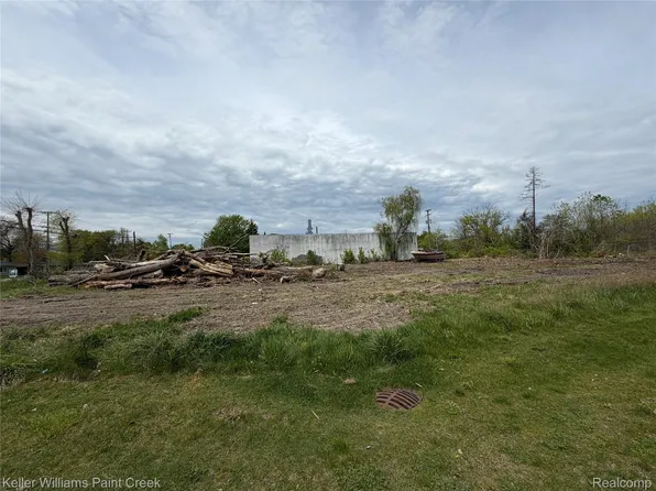 22477 Fifteen Mile Rd, Clinton Township, MI 48035