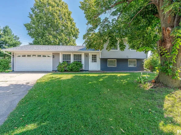 5823 Fillmore Ln, Davenport, IA 52806