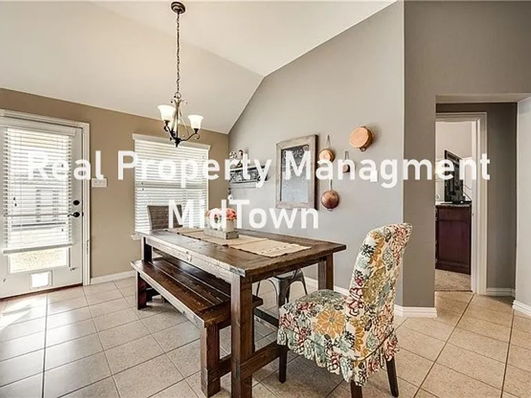 1105 Sunland Ct — Photo 10