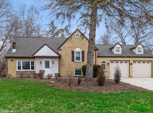 6 W Willow Rd, Prospect Heights, IL 60070