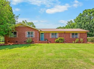 141 Pinelawn Dr, Kernersville, NC 27284