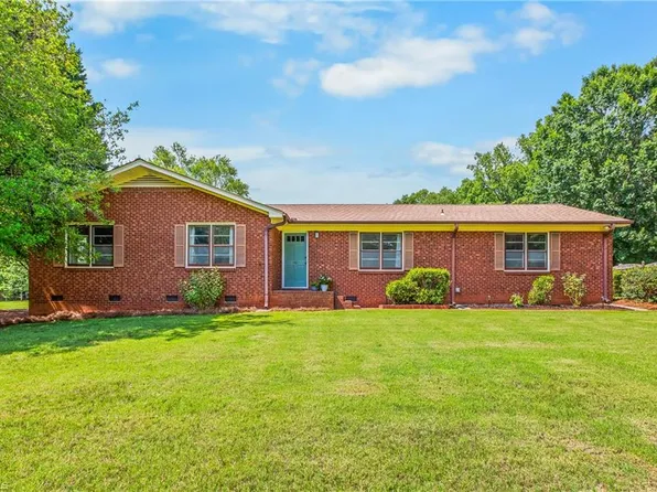 141 Pinelawn Dr, Kernersville, NC 27284