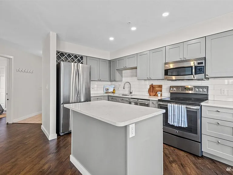 Fully equipped kitchen with large island